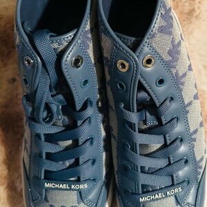 Ladies NWOT Michael Kors Blue Patterned High-Top Sneakers size 9.5